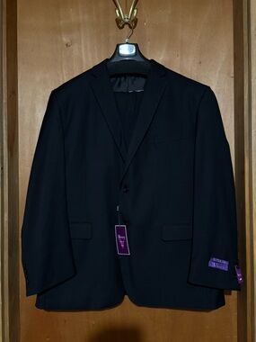 Classic Black Men's Two-Button 3 Piece Suit. NWT! 50R 45W